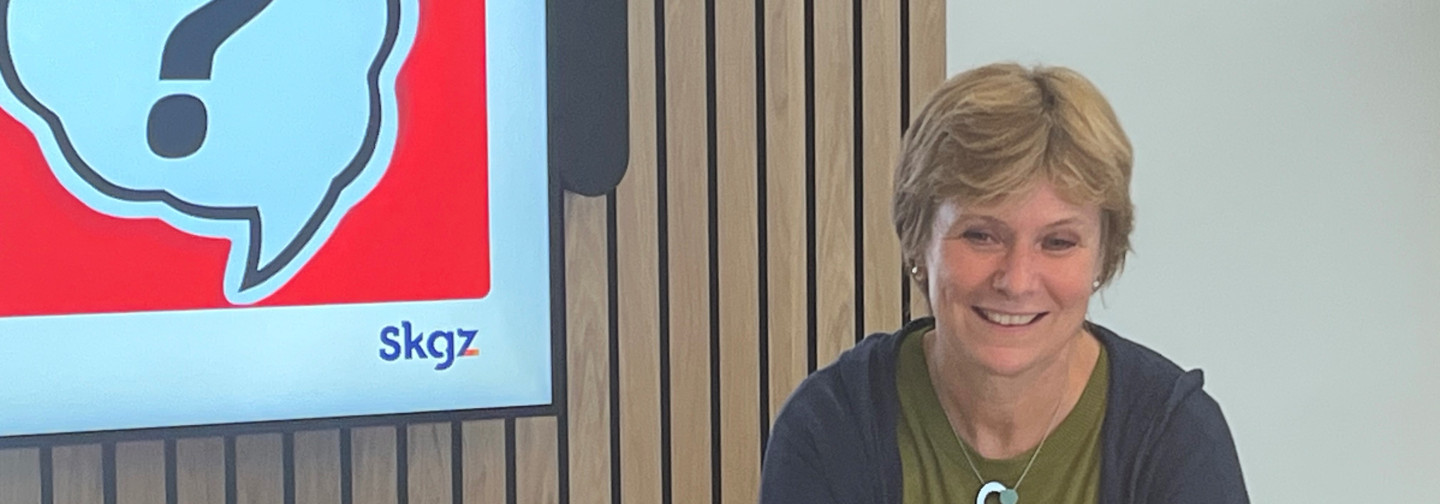 Trainer geeft deelnemers uitleg over de aanpak van problematische zorgverzekeringsschulden