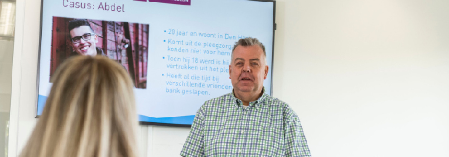 Trainer geeft uitleg over het recht op een basisverzekering